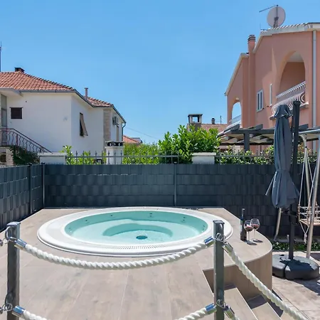 Appartement For Families With Children - 23859 Trogir
